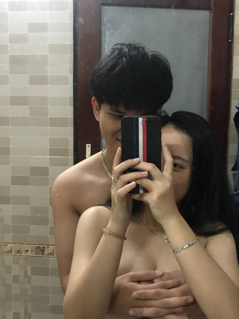 ép vợ yêu cấp dưới chụp ảnh khỏa thân kỷ niệm ngày cưới rồi giở trò