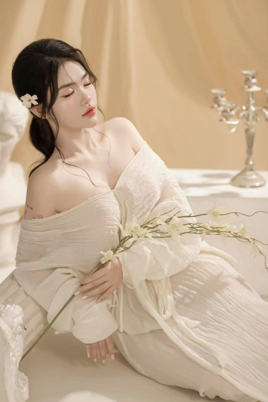 Hai chị em mặt trẻ thơ, một người tóc ngắn và đầy đặn, người kia buộc tóc đuôi ngựa, một người chồng và hai cô con gái, để bạn tận hưởng sự đối xử của một hoàng đế, thật tuyệt vời