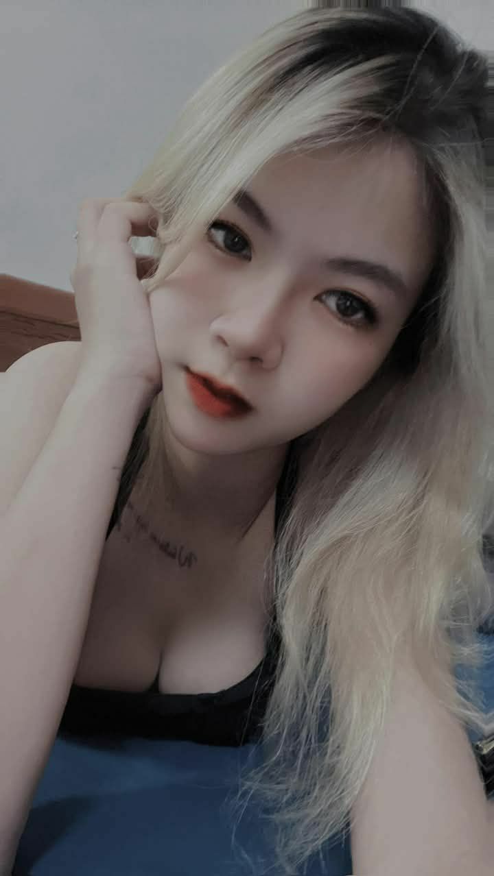 Em tây lỗ lồn to hồng hào thẩm du với con cục thịt giả cỡ bự